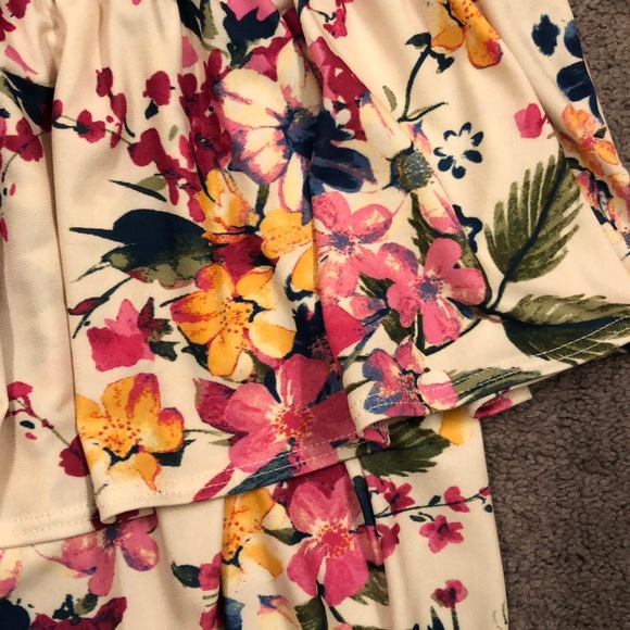 ⭐️ 4 for $10 Floral off the shoulder top - Picture 2 of 3